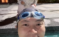 yl7703永利-女儿提桶持水枪守护游泳父亲|段子手|小桶_新浪体育_新浪新闻